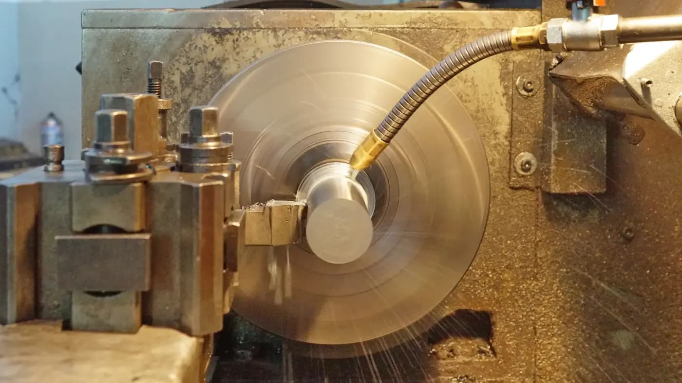 Torna tezgâhında işlenen metal parça